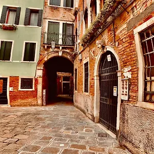 The Wolf House , Venecia Italia
